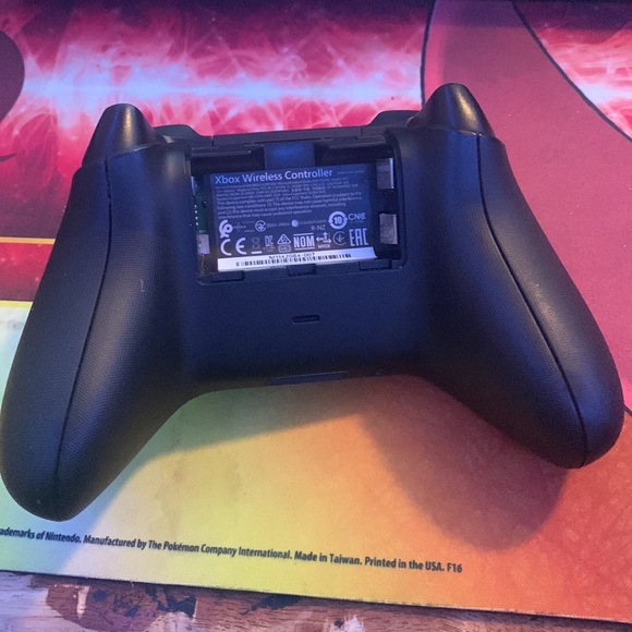 i'm selling this xbox 1 series x controller i've got 2 - Picture 2 of 4